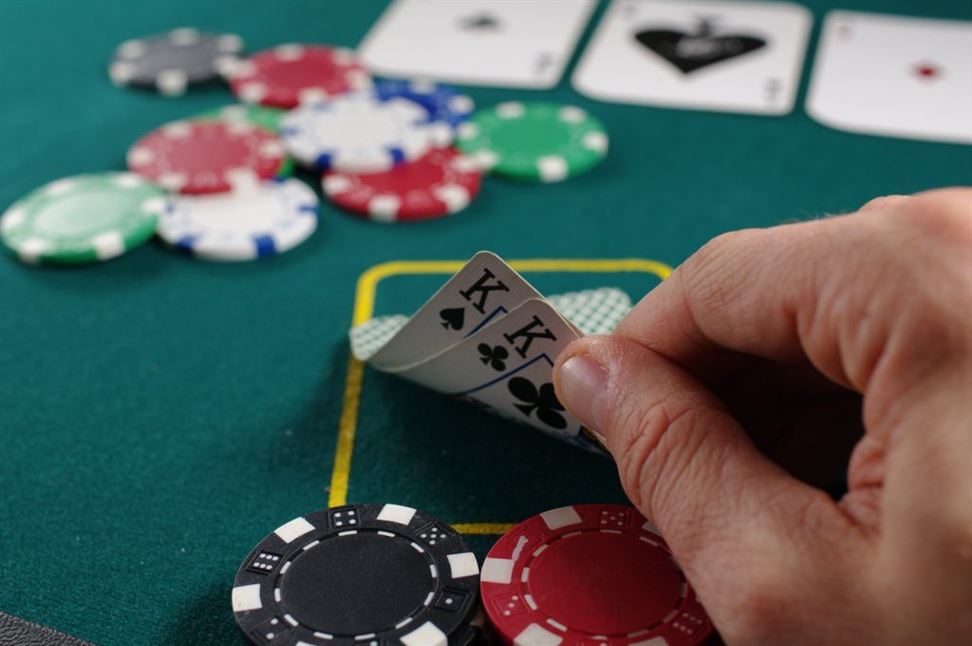 From Blinds to River: Navigating Every Betting Round in Texas Holdem